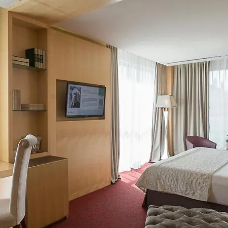 Hotel Mim & 4*